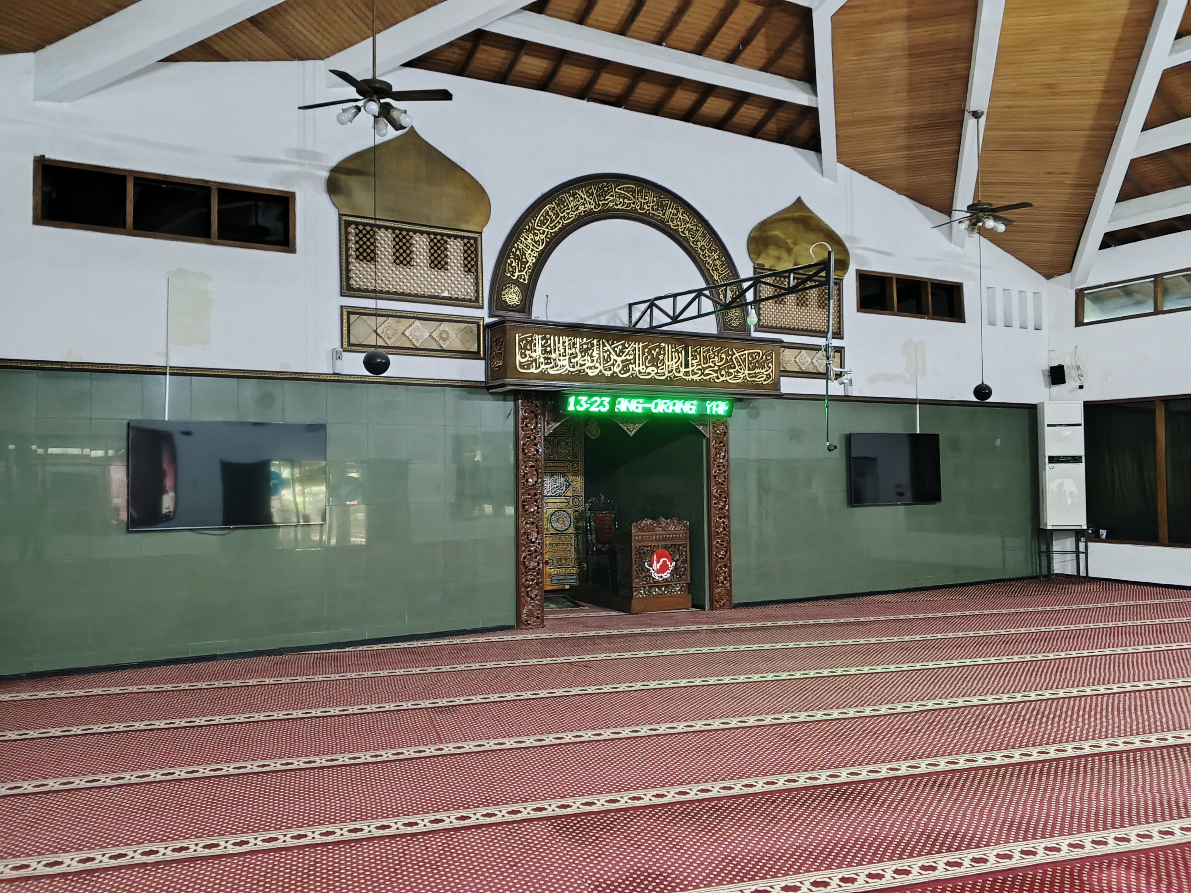 Mahasiswa Tel-U Surabaya Bantu Digitalisasi Masjid Takhobbar Lewat Website Resmi